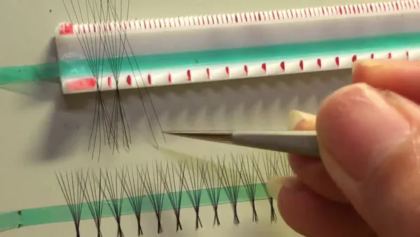 Sử dụng khuôn mẫu mí mắt để định hình chính xác khi làm mi giả bằng tóc