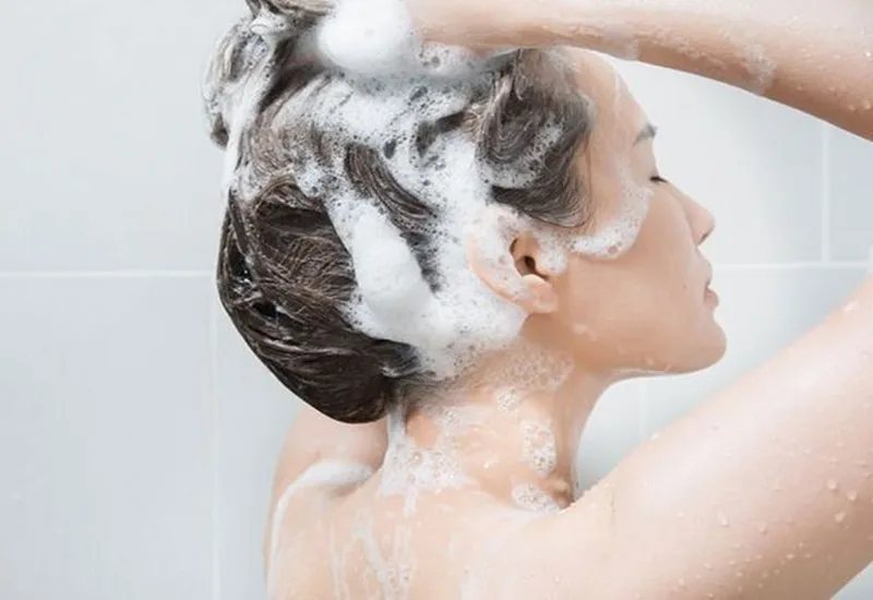 Gội đầu đúng cách để hạn chế tình trạng xơ rối
