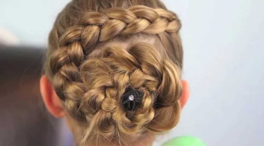 Một cô gái với kiểu tóc tết hoa hồng Hà Lan tinh tế