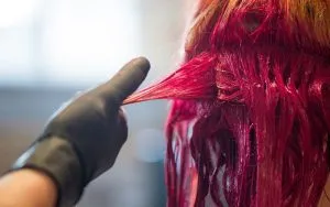 Khách hàng đang thư giãn trong không gian tiệm làm đẹp, tránh xa mùi khó chịu của thuốc nhuộm hóa chất