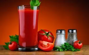 Sử dụng các loại nước ép rau củ như cà chua để cung cấp dưỡng chất và hỗ trợ giữ màu tóc sau khi nhuộm