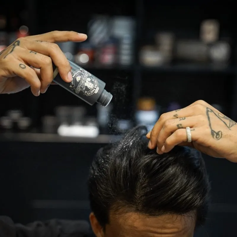 Sử dụng lô cuốn hoặc kẹp tóc là một mẹo đơn giản để nâng chân tóc tại nhà