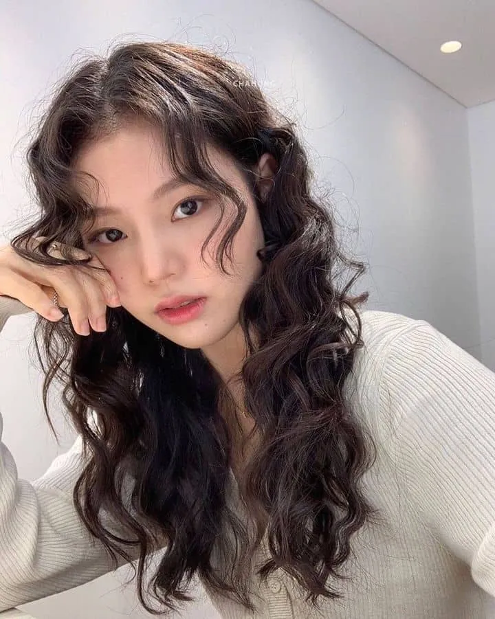 Kiểu tóc xoăn hippie cá tính với độ bồng bềnh cao, cần quy trình chăm sóc tóc tỉ mỉ mỗi ngày để duy trì nếp