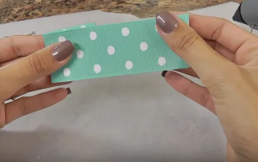 Gấp đôi mảnh vải làm nơ để đánh dấu nếp giữa