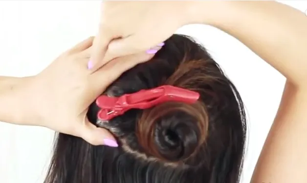 Hướng dẫn chi tiết bước 1 búi cuộn tạm thời lớp tóc phía trên