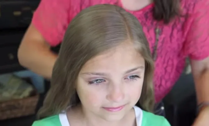 Hình ảnh một phần tóc được rẽ ngôi và làm mượt