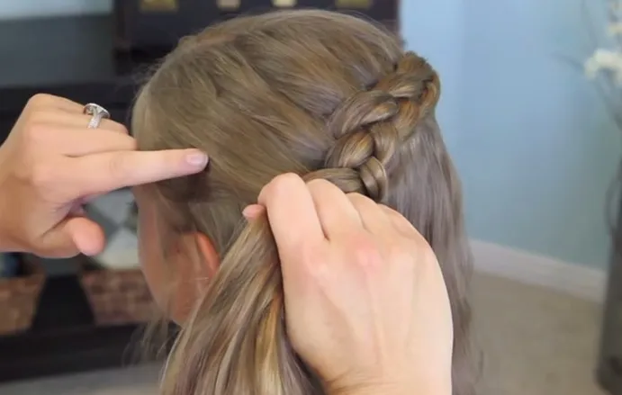 Hình ảnh bím tóc tết Hà Lan vòng quanh đầu