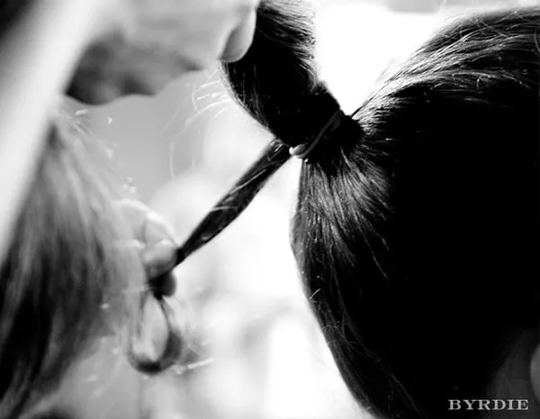 Lấy lọn tóc nhỏ quấn quanh nút thun buộc để giấu đi phần dây thun, tăng độ tinh tế