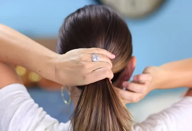 Búi tóc đuôi ngựa cao cơ bản, bước khởi đầu cho kỹ thuật búi tóc bằng bút kiểu số hai, phù hợp với tóc dài