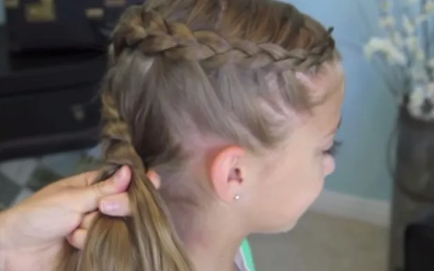 Hình ảnh bím tóc được kéo dài ra phía sau