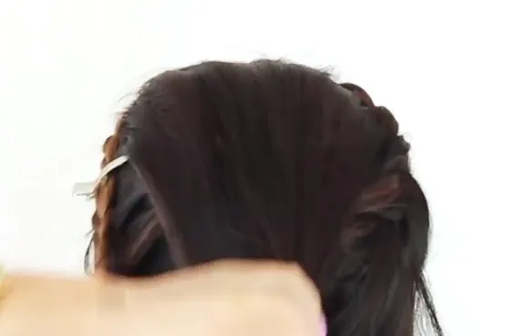 Hướng dẫn chi tiết bước 5 thả phần tóc đã búi cuộn phía trên