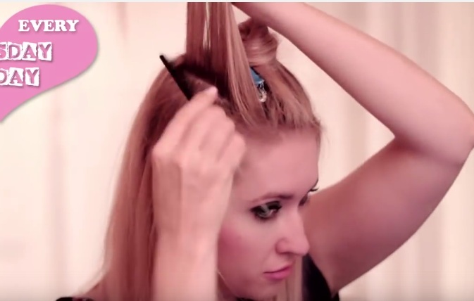 Kỹ thuật làm phồng chân tóc bằng lược để tạo độ bồng cho tết thác nước [Hình minh họa]