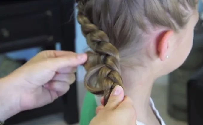 Hình ảnh người hướng dẫn kéo phồng bím tóc tết