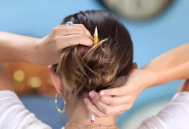 Cố định búi tóc chặt bằng cách luồn đầu bút chì xuống, hoàn tất kiểu búi tóc đơn giản và nhanh chóng