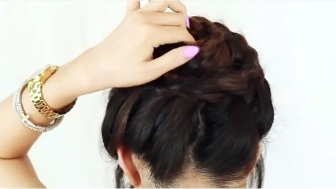 Hướng dẫn chi tiết bước 7 cuộn tóc thành hình bông hoa