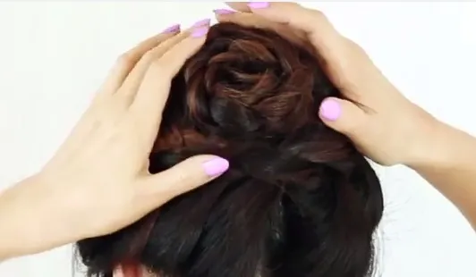 Hình ảnh bông hoa tết được ghim cố định bằng kẹp tăm