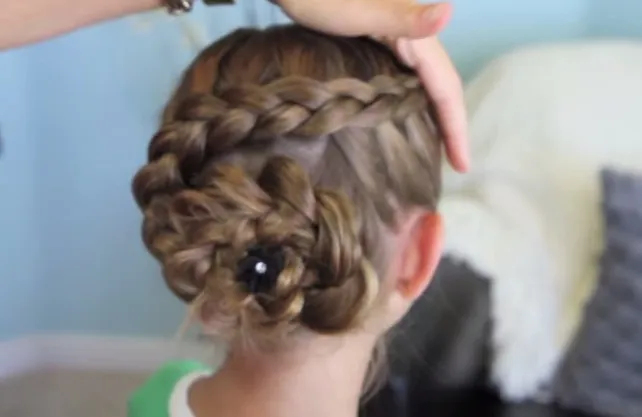 Hình ảnh bông hoa tết được gắn phụ kiện trung tâm