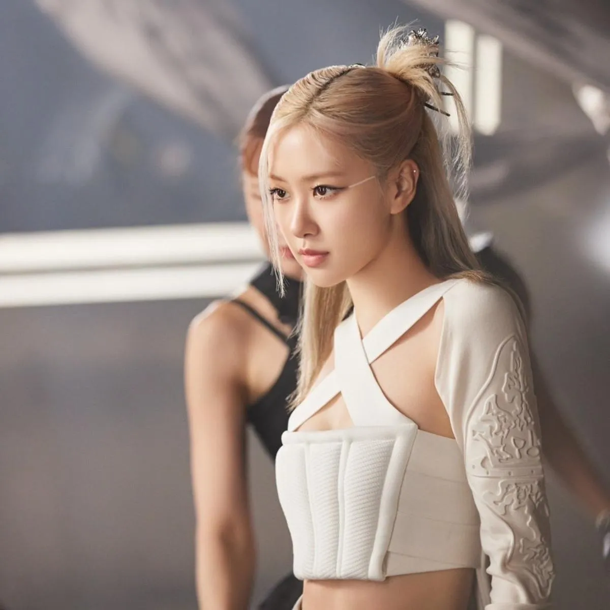 Kiểu tóc này không chỉ mang lại sự sang trọng mà còn tôn lên vẻ cá tính