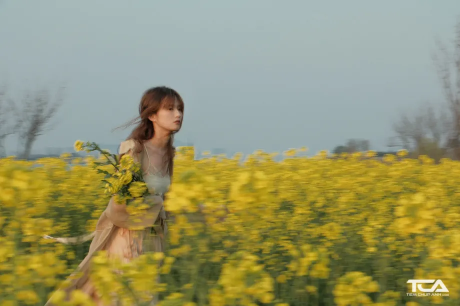 Nữ sinh tóc xoăn sóng lơi tự nhiên với áo dài truyền thống