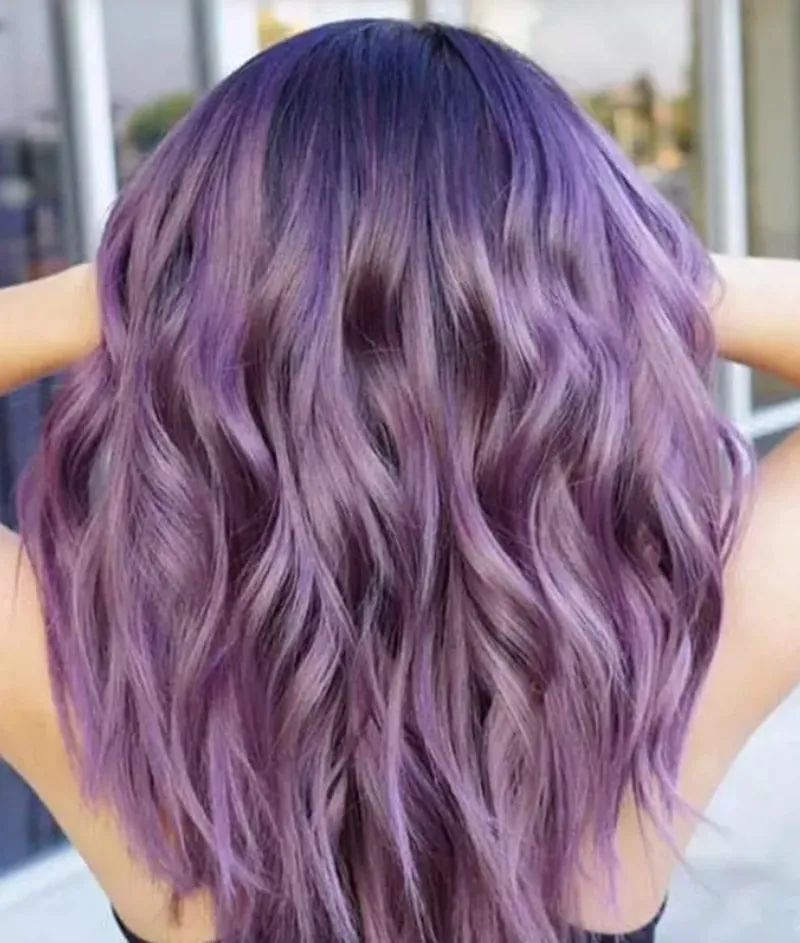 Mô tả một mái tóc dài nhuộm màu tím pastel đang bồng bềnh dưới ánh sáng tự nhiên
