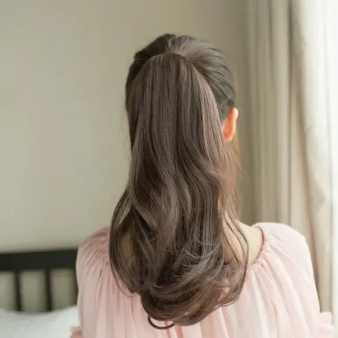 Đuôi ngựa cao uốn bồng bềnh là một cách làm tóc dài đẹp