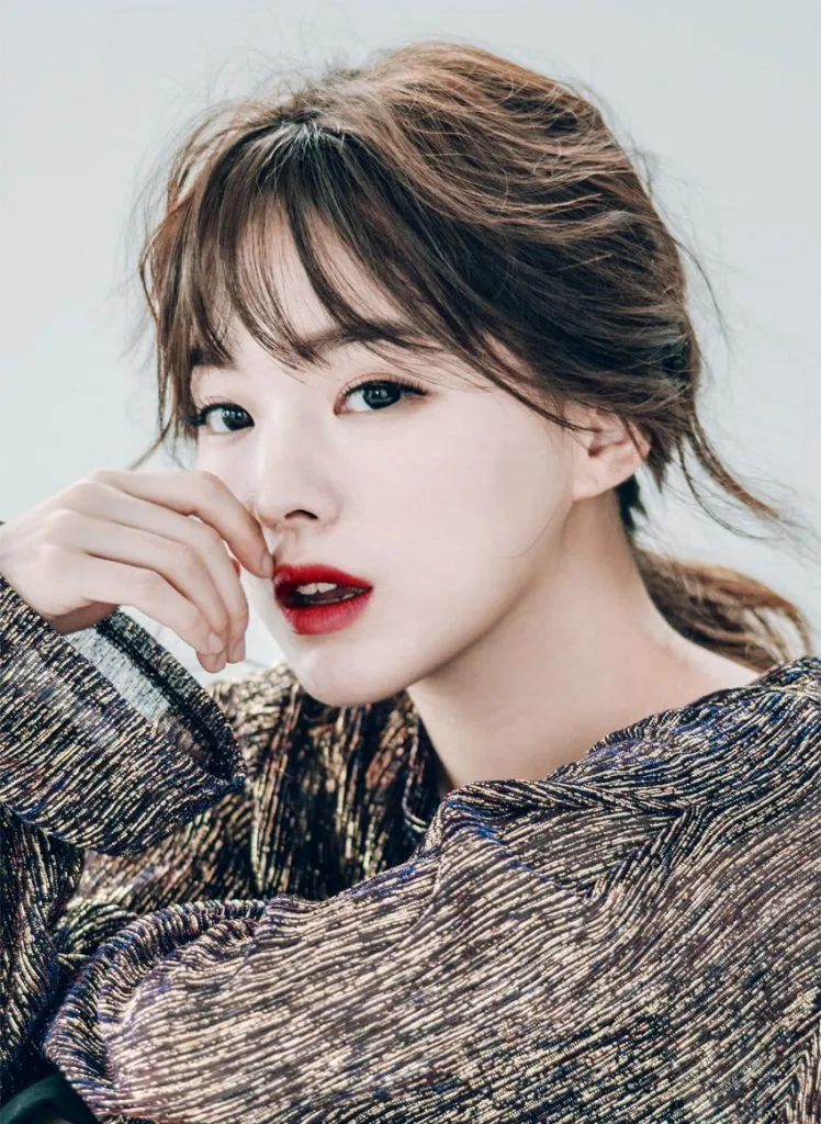 Tập trung vào ba mô hình khác nhau của tóc mái giả thưa, mái bằng, và mái dài, thể hiện các phong cách đa dạng