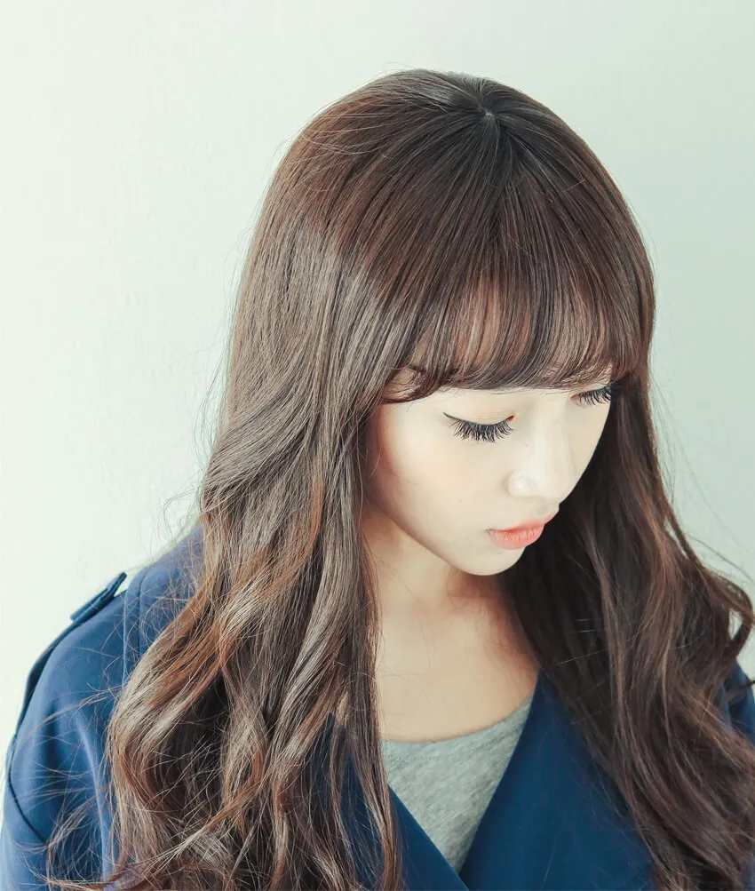 Các bước cụ thể để gắn tóc mái bằng hoặc mái thưa giả vào tóc thật đã được chia ngôi