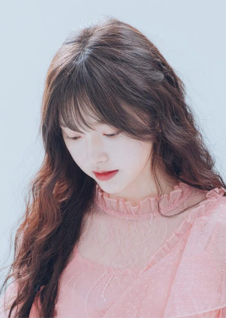 Mô tả cách thức hoàn thiện, chải và vuốt tóc thật để che mối nối tóc mái giả bằng