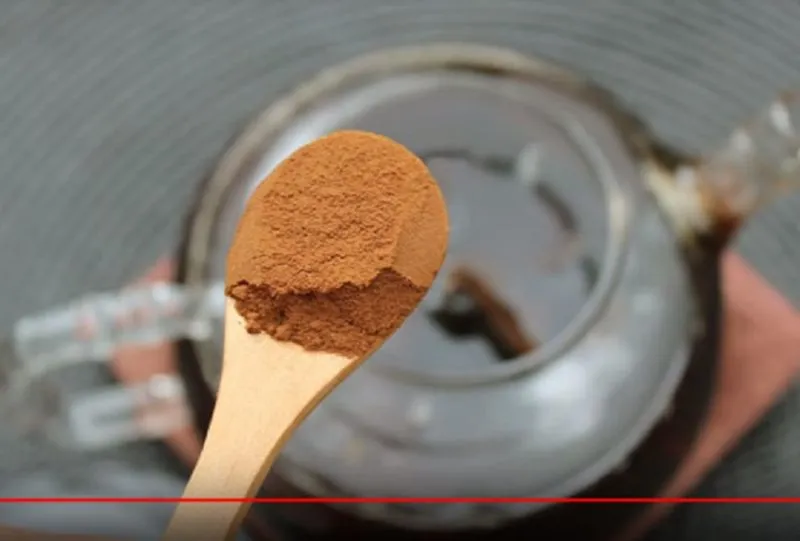 Hình ảnh minh họa một người phụ nữ đang kiên nhẫn và nhẹ nhàng chăm sóc mái tóc của mình, thể hiện sự kiên trì trong quá trình sử dụng Hà Thủ Ô