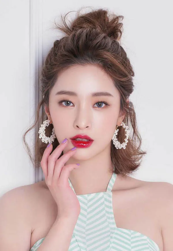 Tạo Kiểu Búi Tóc Uốn Đơn Giản Cho Ngày Hè Năng Động