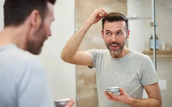 Vuốt gel đúng cách bằng việc cho gel lên các đầu ngón tay và bắt đầu vuốt từ chân tóc đến ngọn