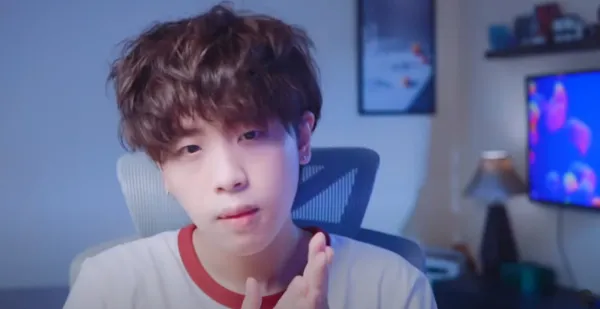 Hình ảnh làm sạch tóc trước khi vuốt sáp, với tay đang gội hoặc xả tóc