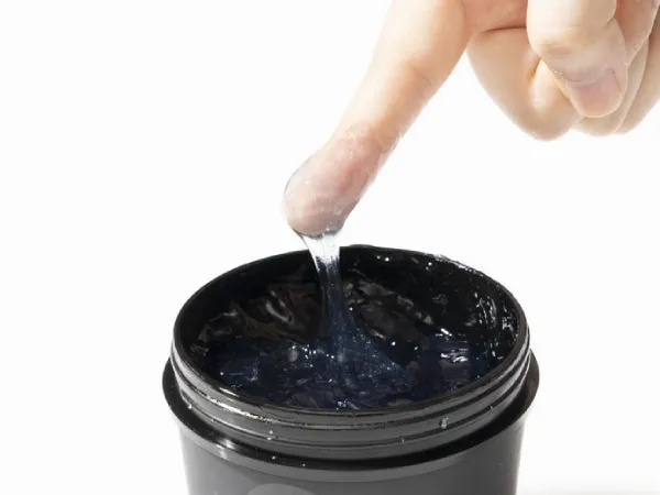 Lấy một lượng gel vừa đủ lên tay khoảng 1 đồng xu bán kính 2mm