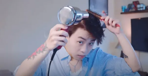 Sấy tóc kết hợp sử dụng lược tạo kiểu để tăng độ phồng cho mái tóc xoăn