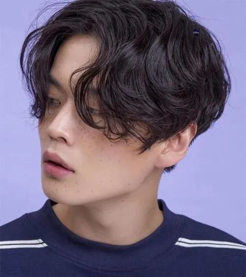 Kiểu tóc Middle Part xoăn rối