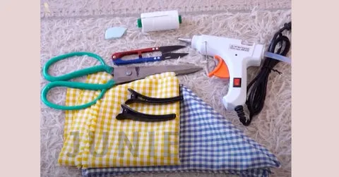 Dụng cụ chuẩn bị làm kẹp tóc nơ vải đơn giản và tiện lợi