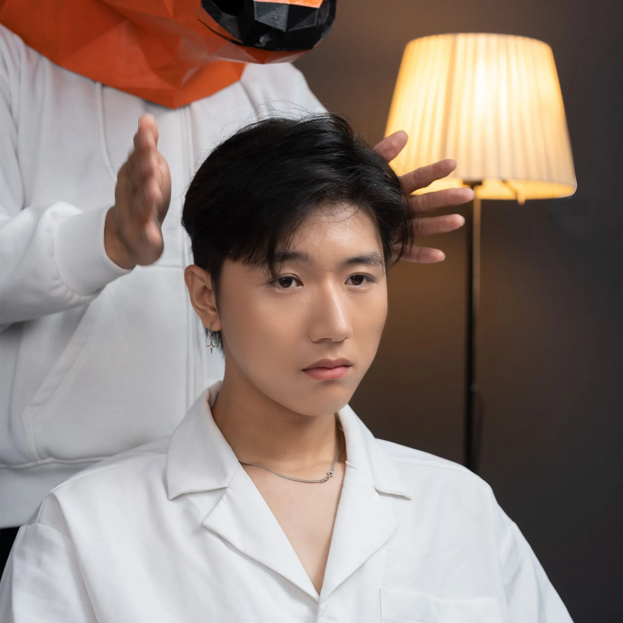 Sử dụng lược và ngón tay để hoàn thiện kết cấu tóc, bước cuối cùng giúp giữ nếp lâu dài