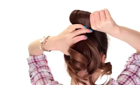 Làm lỏng và quấn tóc tạo độ phồng cho búi tóc