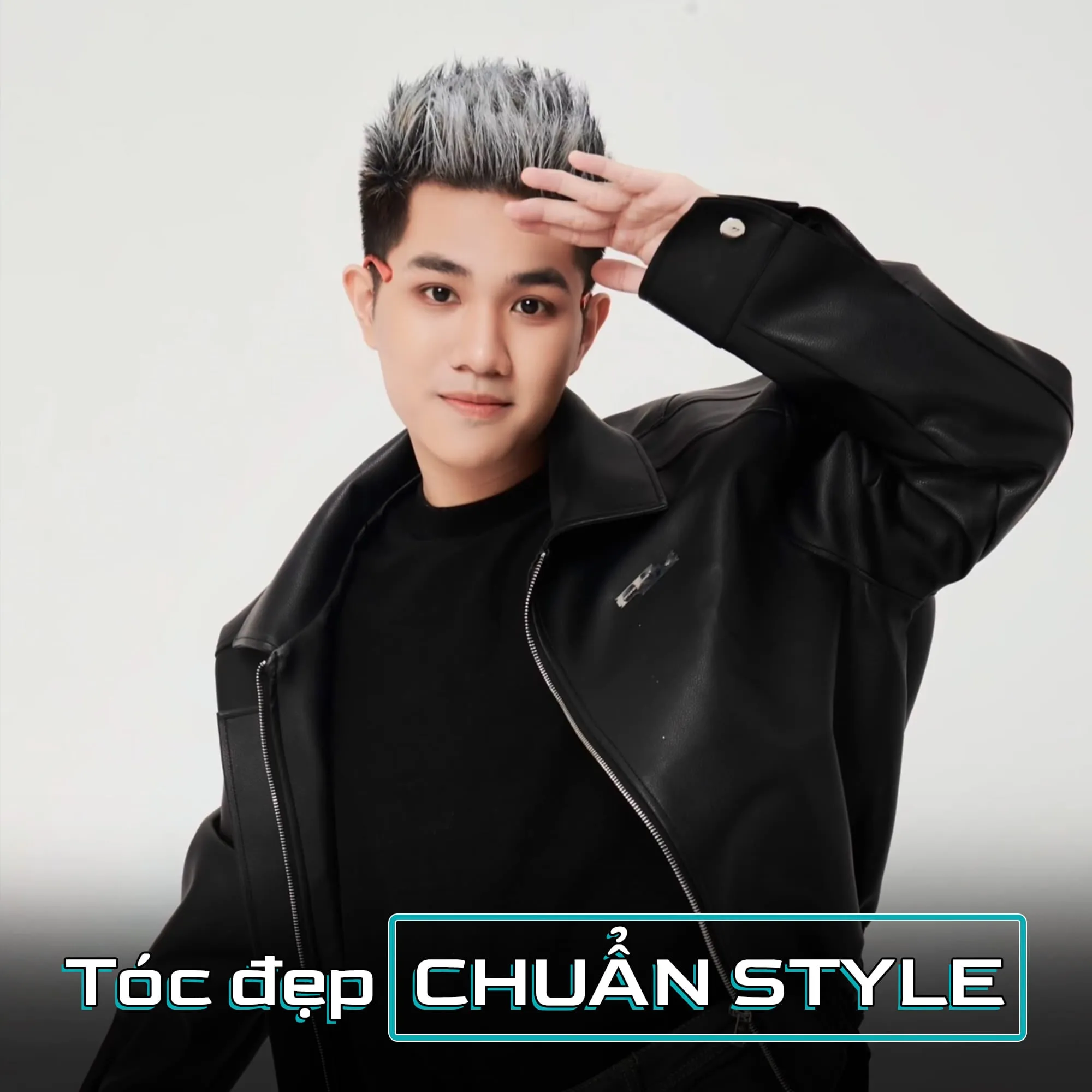 Người mẫu nam tạo kiểu tóc với sáp, minh họa cách vuốt tóc giữ nếp lâu chuyên nghiệp