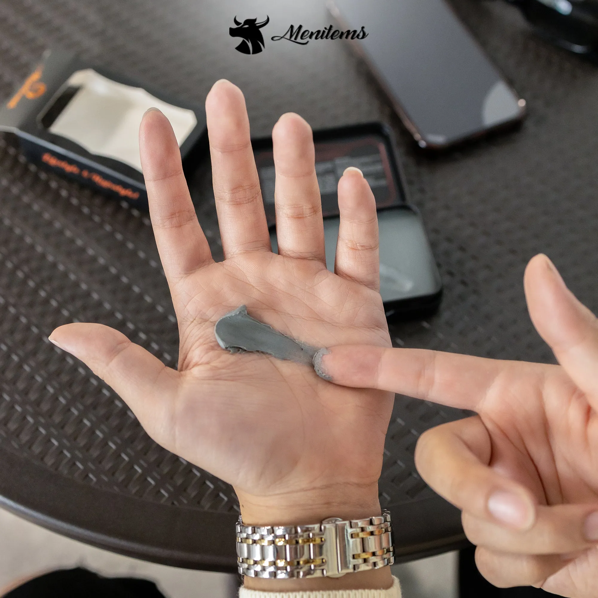 Xoa đều sáp ra lòng bàn tay để làm tan hạt sáp, kỹ thuật quan trọng trong cách vuốt tóc giữ nếp lâu