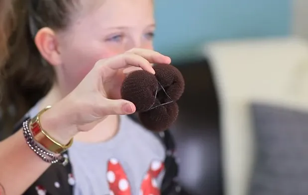 Cột tóc đuôi ngựa cao chuẩn bị cho việc búi tóc