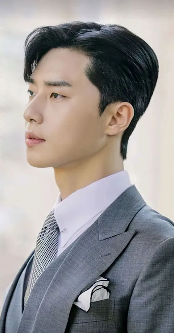 Side part là một kiểu tóc phổ biến và tiện lợi cho những người thường xuyên phải di chuyển và làm việc nhiều. Hãy xem hình ảnh để có thêm ý tưởng về cách vuốt tóc, tạo kiểu và phối hợp với trang phục phù hợp.