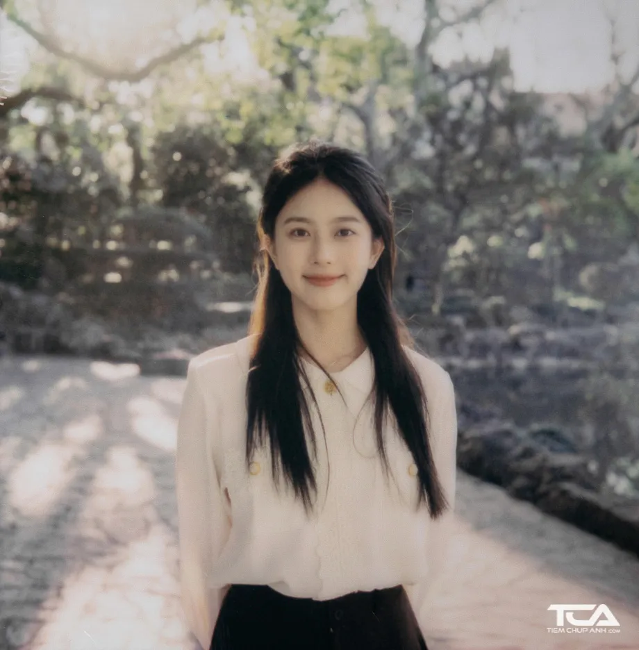 Kiểu tóc dài thẳng chẻ ngôi đơn giản nhưng tinh tế khi áp dụng cách làm tóc chụp ảnh kỷ yếu