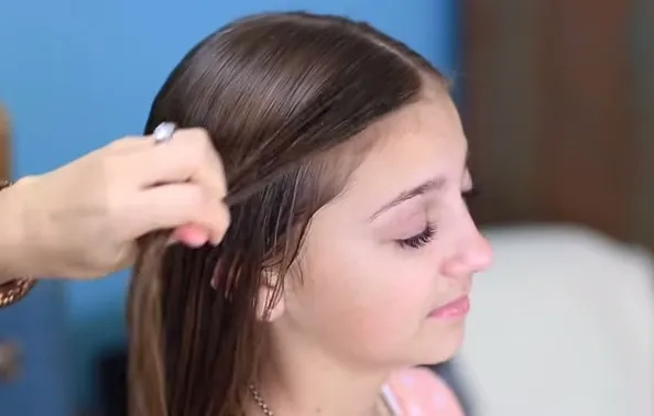 Hình ảnh người hướng dẫn đang lấy một lọn tóc mỏng phía bên phải