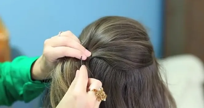 Hình ảnh người hướng dẫn đang cố định bím tóc bằng kẹp tăm