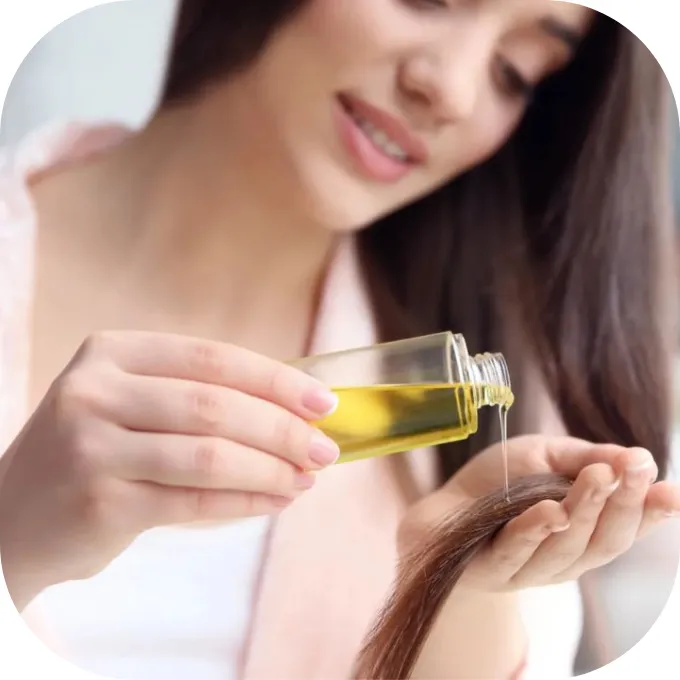 Dầu ủ tóc tự làm với các nguyên liệu chính Vitamin B1, dầu thầu dầu và gel nha đam được bày trên bàn