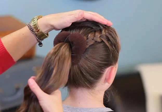 Hướng dẫn chi tiết bước 3 lồng búi tóc trái tim vào