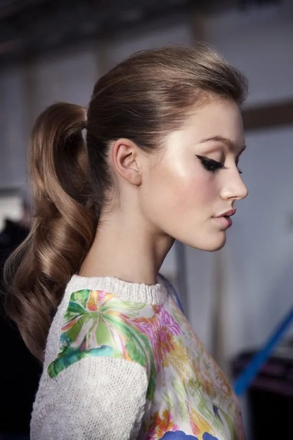 Cô gái mặt tròn với kiểu tóc đuôi ngựa buộc cao và tạo độ phồng ở đỉnh đầu