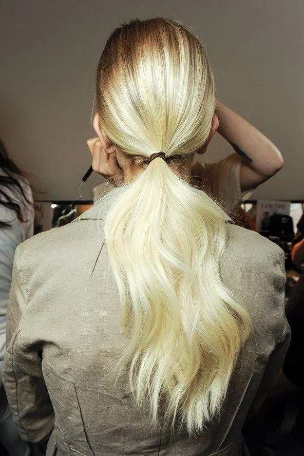 Kiểu tóc đuôi ngựa buộc gọn gàng, cổ điển, thể hiện sự tối giản và nhanh chóng