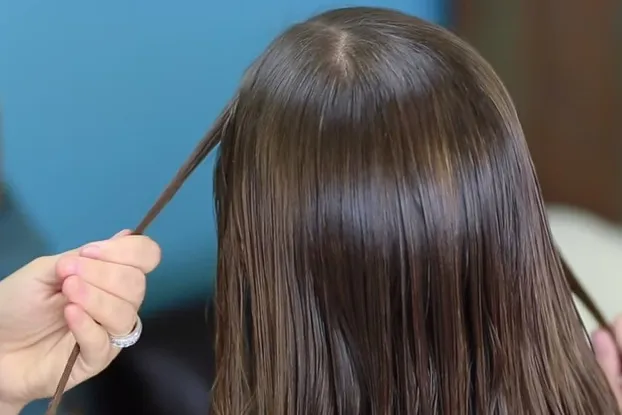 Hình ảnh lấy lọn tóc đối xứng ở phía bên trái